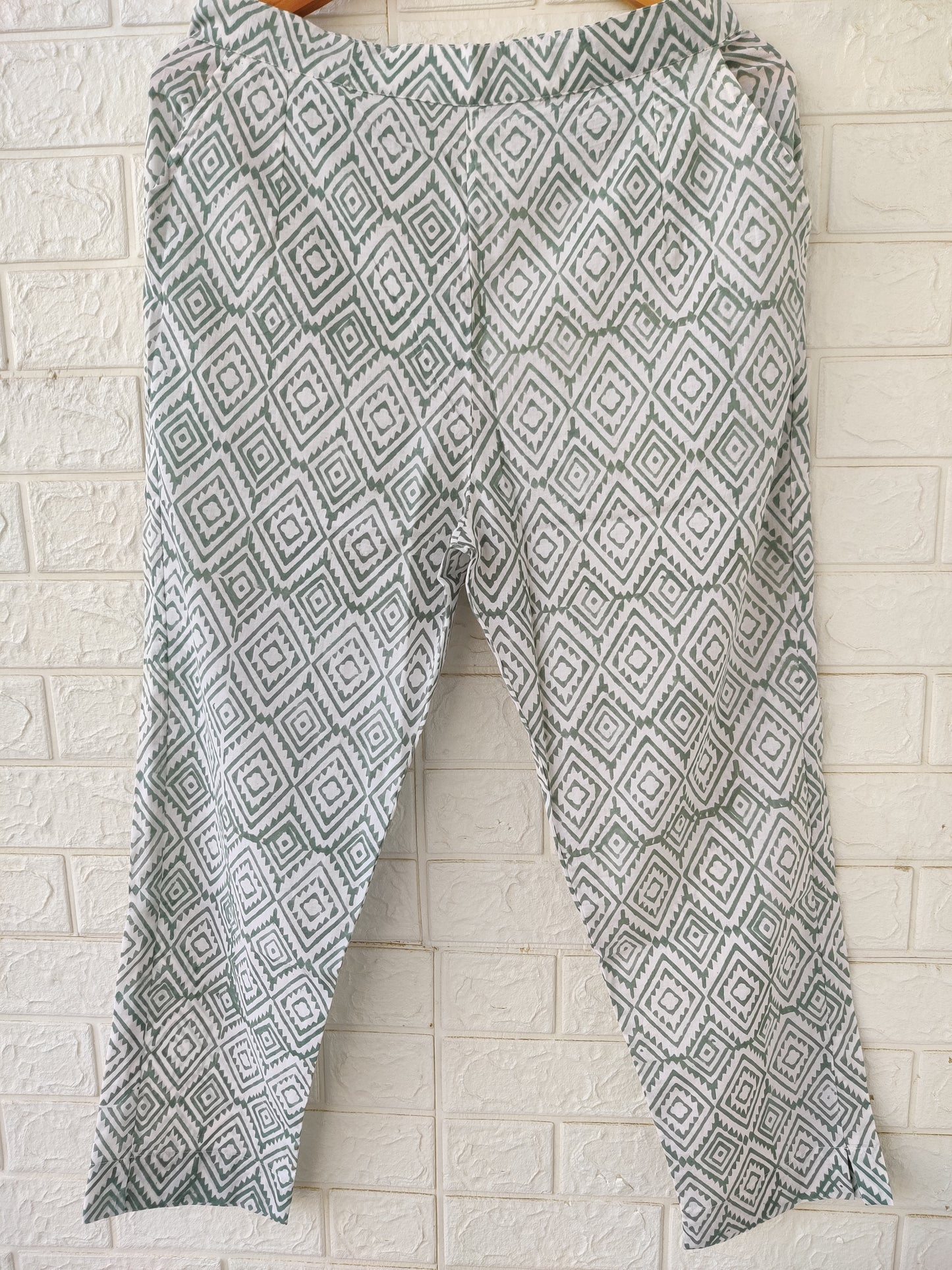 Sleeve-less with attached sleeves Hand-Block Suit