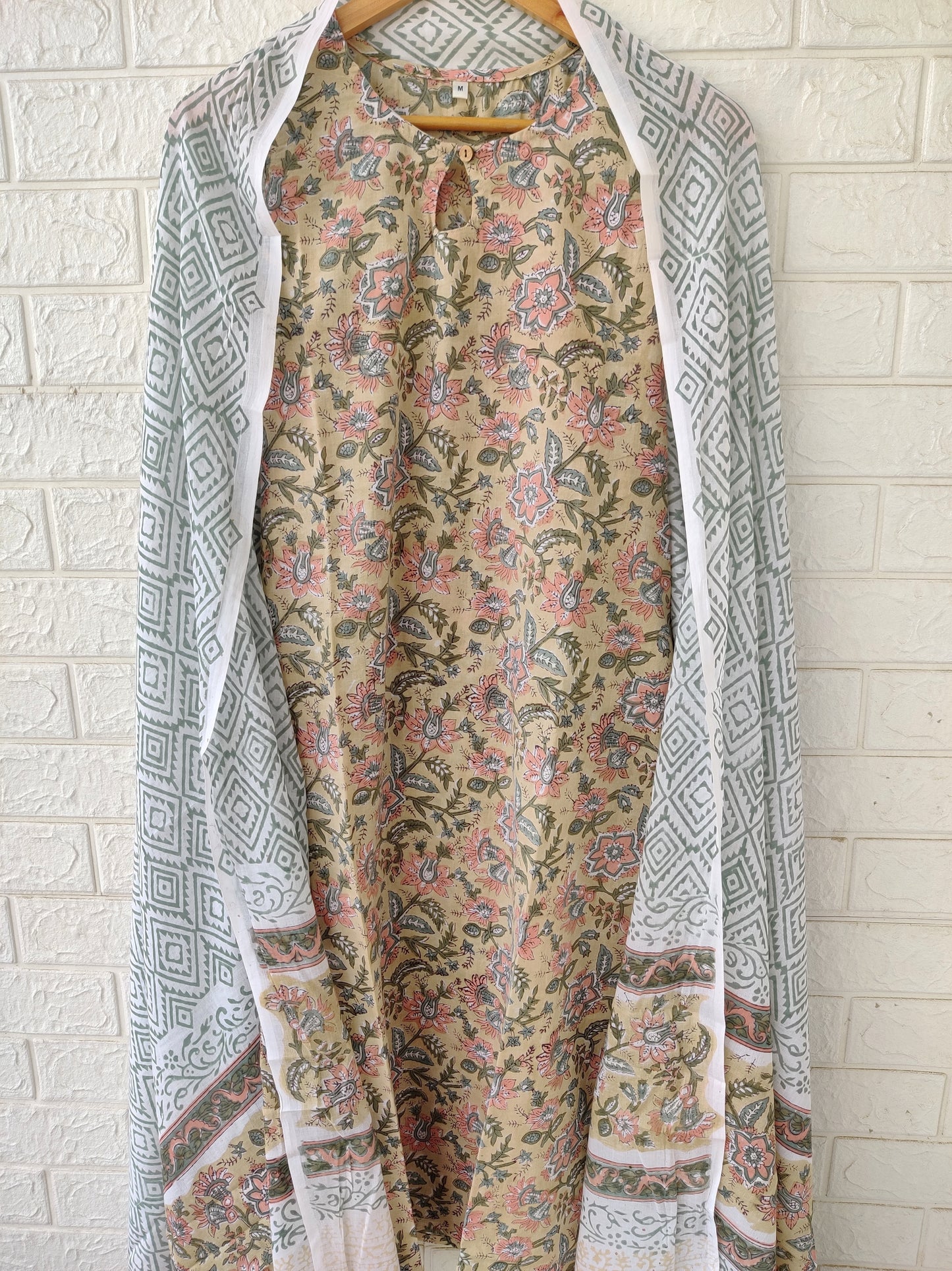 Sleeve-less with attached sleeves Hand-Block Suit