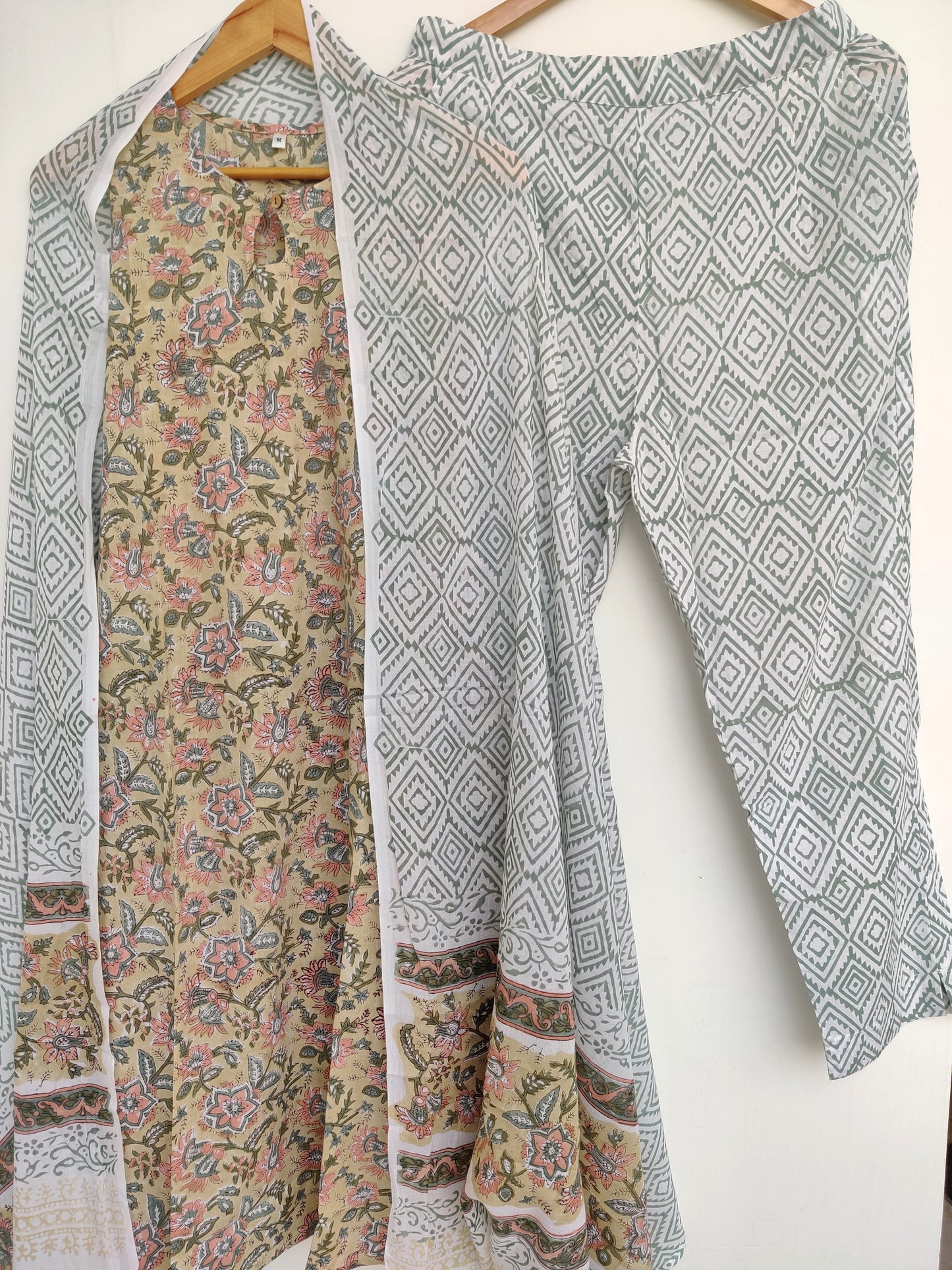 Sleeve-less with attached sleeves Hand-Block Suit